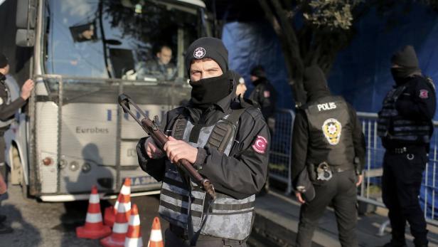 Türkische Polizisten sichern den Tatort, den Club Reina in Istanbul.