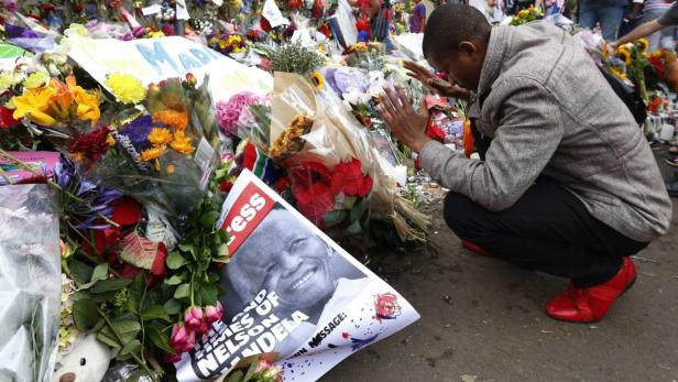 Eine Nation trauert: Vor Nelson Mandelas Haus in Johannesburg legten zahlreiche Menschen Blumen, Briefe und Gedenkbilder nieder.