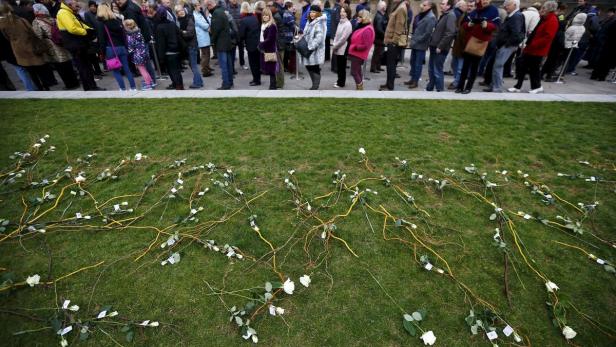 Weiße Rosen an der Stelle, wo Archäologen 2012 die Überreste von Richard III. entdeckten.