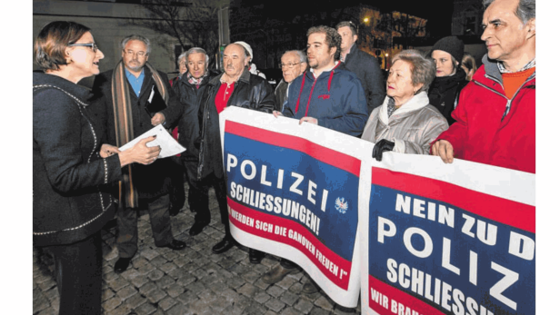 Demonstranten protestieren gegen die Schließung von Polizeistationen in Kärnten.