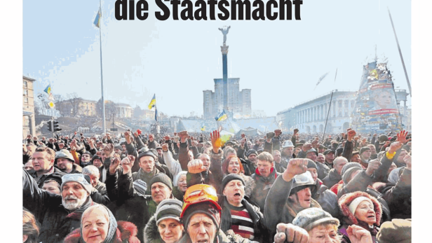 Eine Menschenmenge demonstriert auf dem Maidan-Platz in Kiew, Ukraine.