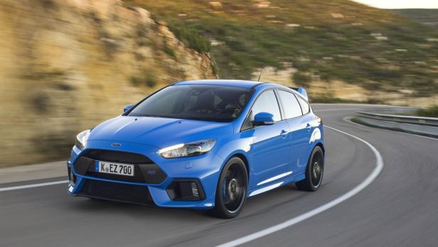 Ein blauer Ford Focus RS fährt auf einer kurvenreichen Straße.