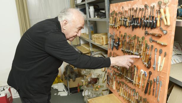 Daniel Spoerri im Atelier – hier mit seiner Teigroller-Sammlung.