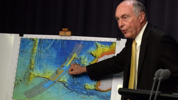Der australische Vizepremierminister Warren Truss erklärt die Flugroute.