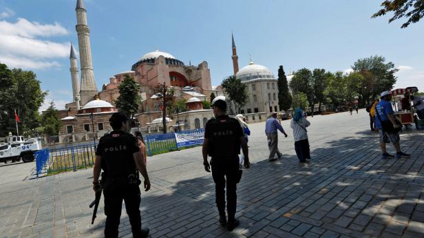 Polizei vor der Hagia Sophia im Juli 2016.