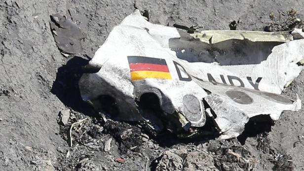 Wrackteil in den französischen Alpen: Das abgestürzte Flugzeug mit der Kennung D-AIPX flog seit 1991.