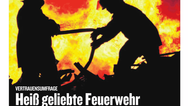 Ein Feuerwehrmann im Einsatz vor einem hellen Flammenmeer.