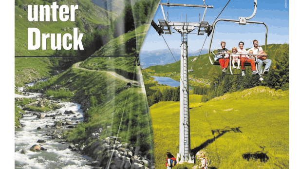 Eine Familie fährt mit einem Sessellift über eine grüne Landschaft in Kärnten.