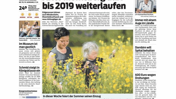 Zwei Mädchen pflücken in einer Wiese gelbe Blumen.