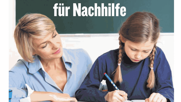 Eine Frau hilft einem Mädchen bei den Hausaufgaben.