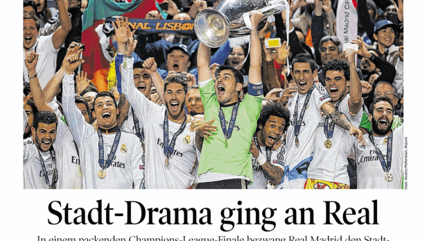 Die Fußballmannschaft von Real Madrid feiert den Gewinn der Champions League mit dem Pokal.