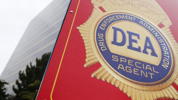 Das Siegel der Drug Enforcement Administration (DEA) vor einem Bürogebäude.