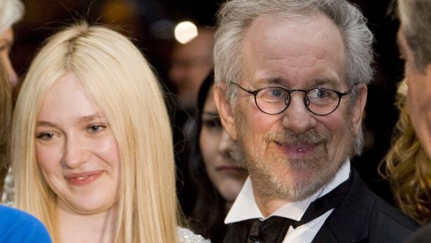 Dakota Fanning und Steven Spielberg posieren zusammen auf einem Event.