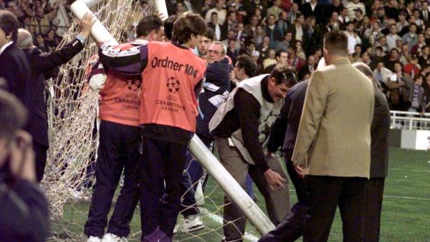 Das Tor Maximal einen Zentimeter darf die Torlatte beim Auftreffen des Balls nachgeben. Dieser Spielraum wurde beim Torfall von Madrid 1998 überschritten. Kein Bestandteil auf dem Rasen ist so entscheidend wie der weiße Kasten am Ende des Spielfeldes. Kein Fleckchen wird so gewissenhaft bewacht wie die 7,32 Meter lange Linie zwischen den Torpfosten (2,44 Meter hoch). Das Netz ragt oben mindestens 80 Zentimeter nach hinten, auf Bodenhöhe 1,5 Meter. Auch die Maschenreißkraft ist reglementiert.