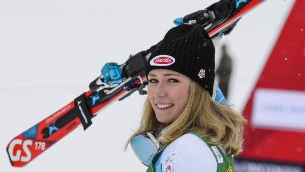 Mikaela Shiffrin mit Skiern und einer Barilla-Mütze lächelt in die Kamera.