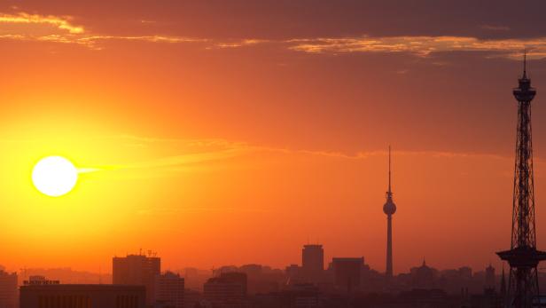 Sonnenuntergang über Berlin mit dem Fernsehturm und dem Funkturm.