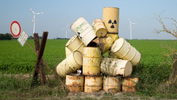 Wohin mit dem Müll? Stilisierte Atommüllfässer bei Salzgitter (Niedersachsen).