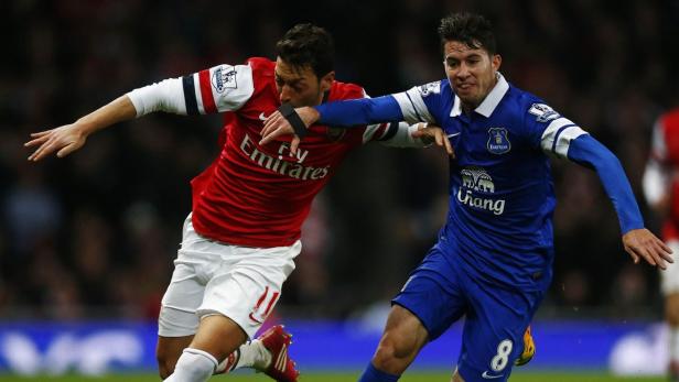 Mesut Özil (li.) musste sich mit Arsenal mit einem Punkt gegen Everton zufriedengeben.
