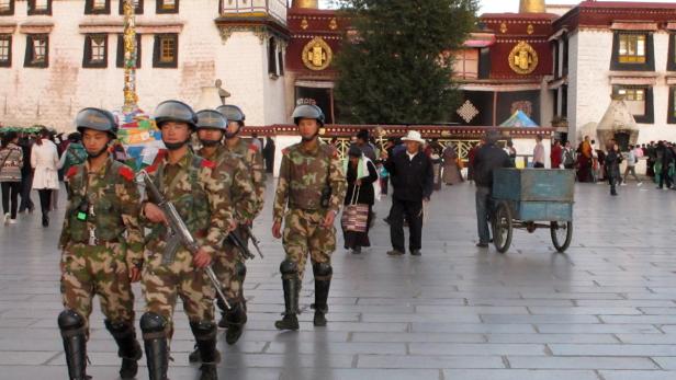 Chinesische Polizisten patroullieren in der tibetischen Hauptstadt Lhasa.