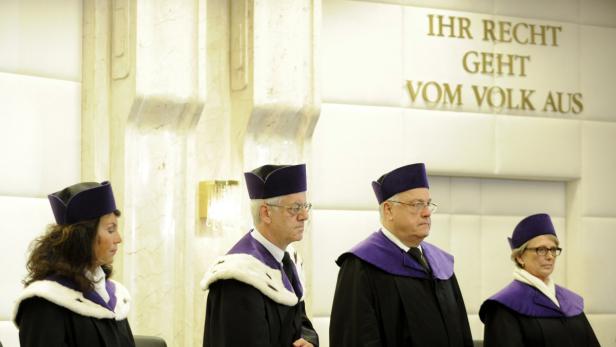 Die Mitglieder des Verfassungsgerichtshofes (VfGH) Vizepräsidentin Brigitte Bierlein, Präsident Gerhart Holzinger, Rudolf Müller und Eleonore Berchtold-Ostermann.