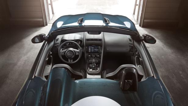 Innenansicht eines blauen Jaguar F-Type Cabrios mit geöffnetem Verdeck.