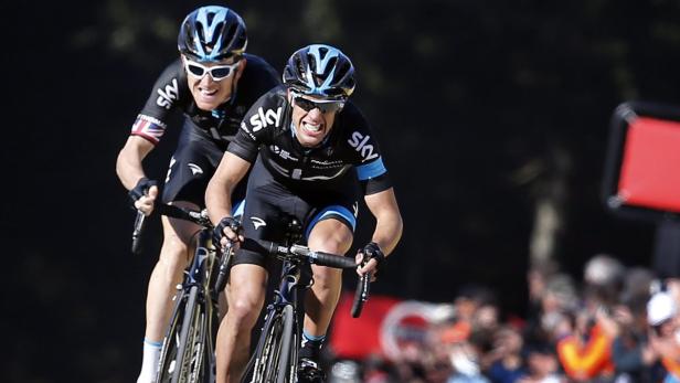 Zwei Radrennfahrer des Teams Sky während eines Rennens.