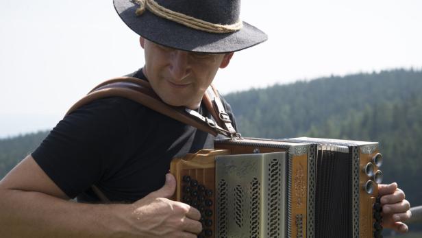 Dieter Bencsics war 730 Kilometer mit seiner Harmonika durch Österreich unterwegs und spielt jetzt beim Musikantenstadl
