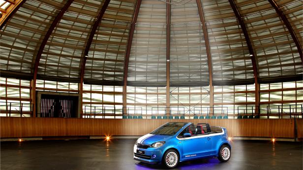 Ein blauer Škoda Citigo als Cabriolet in einer Veranstaltungshalle.
