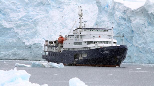 Touristen-Schiff sitzt vor Antarktis fest