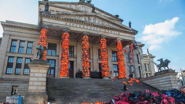 Foto vom Aufbau von Ai Weiweis Installation am Konzerthaus Gendarmenmarkt, wo am Montag die Gala &quot;Cinema for Peace&quot; stattfindet.