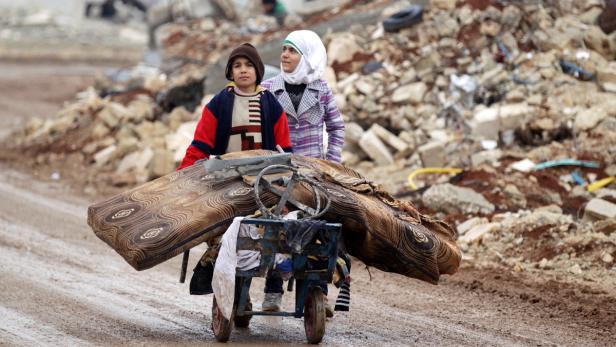 Auf der Flucht: Trotz Waffenruhe gibt es weiter Luftangriffe in Syrien