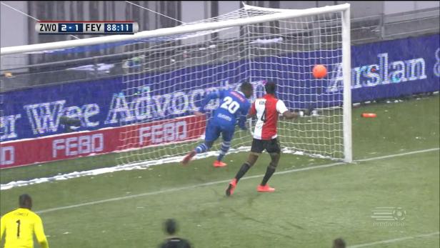 Ein Fußballspiel zwischen ZWO und FEY steht bei 2:1 in der 88. Minute.