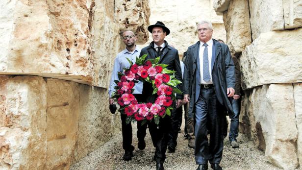 Israel lehnt offizielle Kontakte zu rechten Parteien, wie der FPÖ ab. Im Bild FPÖ-Vorsitzender Heinz-Christian Strache bei seinem Besuch der Holocaust-Gedenkstätte Yad Vashem im April 2016.