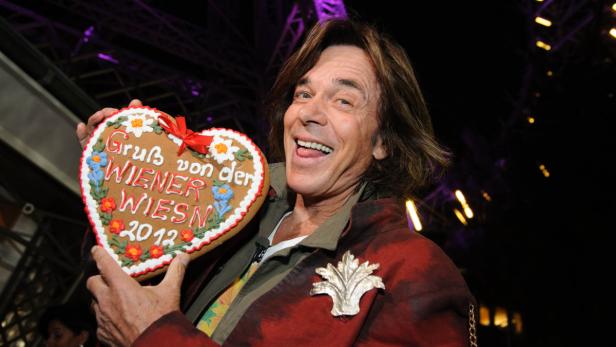 Thomas Anders hält ein Lebkuchenherz vom Wiener Wiesn 2012 in der Hand.
