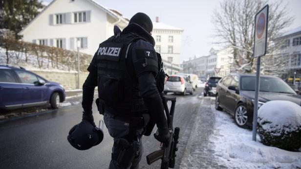 Zwei Schweizer Polizisten angeschossen - Schütze tot