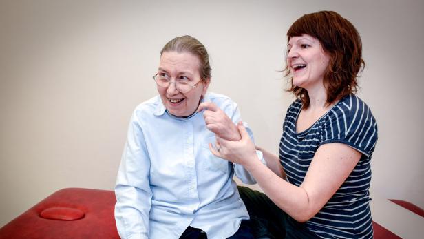 Schlaganfallpatientin Ute Bock bei Therapie im ambulanten Reha-Zentrum.