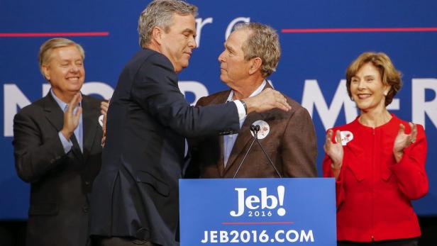 Jeb Bush (2.v.l.) stützt sich auf seinen älteren Bruder George W.; rechts Laura Bush