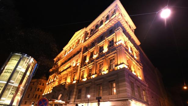 Das Hotel Imperial bei Nacht.