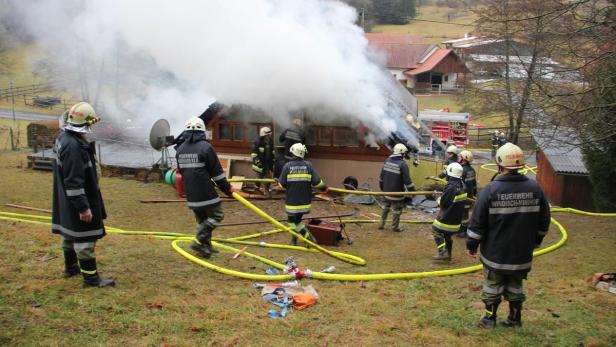 Die Feuerwehr war mehrere Stunden im Einsatz, die Brandursache ist noch unklar