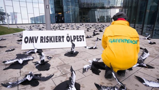 Protestaktion von Greenpeace vor der OMV.