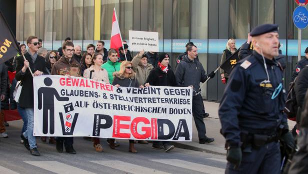 Kundgebung von Pegida-Anhängern am 21. Februar 2015 in Linz.