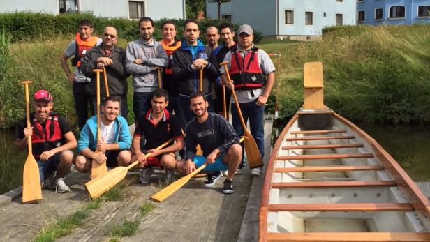 Vorbereitungen für das Drachenbootrennen im August: Die Flüchtlinge bilden ein eigenes Team.