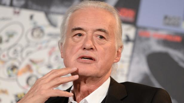 Jimmy Page spricht bei einer Veranstaltung.