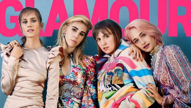 Vier Frauen posieren für ein Glamour-Magazin-Cover.