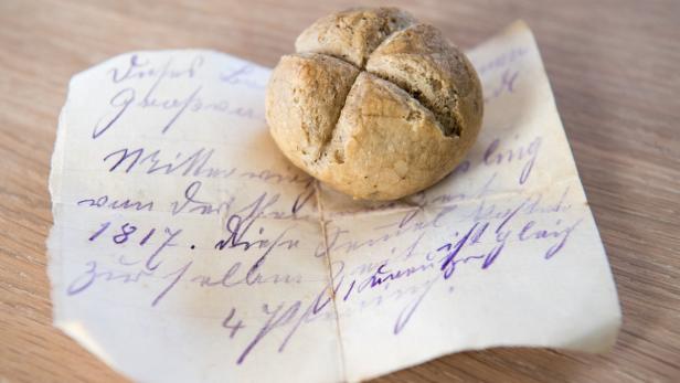 Die 1817 nahe Altötting gebackene Semmel wurde als Familienerbstück weitergegeben.