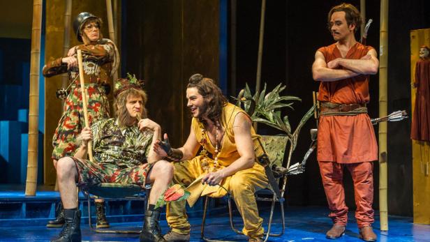 Vier Schauspieler in Kostümen auf einer Bühne während einer Theateraufführung.