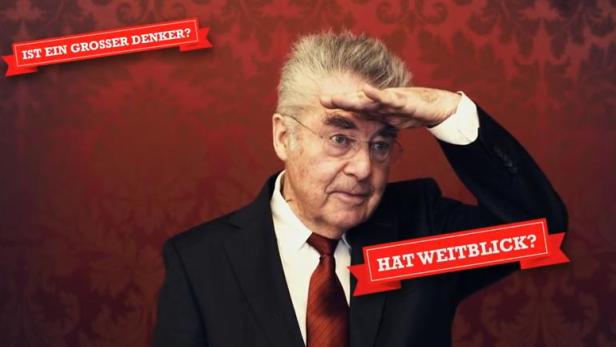 Ein älterer Mann in Anzug schirmt seine Augen ab, um in die Ferne zu sehen.