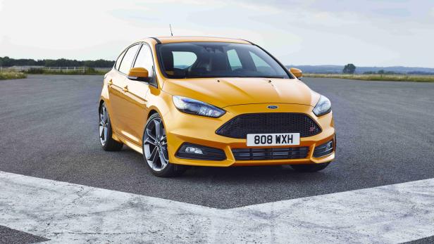 Ein gelber Ford Focus ST steht auf einer asphaltierten Fläche.