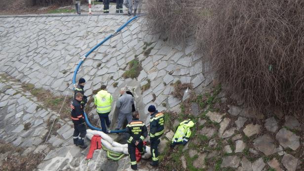 Die Berufsfeuerwehr Wien ist im Einsatz an einer befestigten Uferböschung.