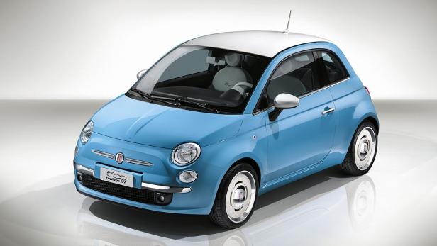 Ein hellblauer Fiat 500 Vintage '57 mit weißem Dach wird gezeigt.